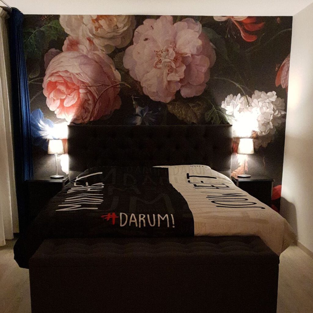 Le papier peint romantique dans la chambre à coucher