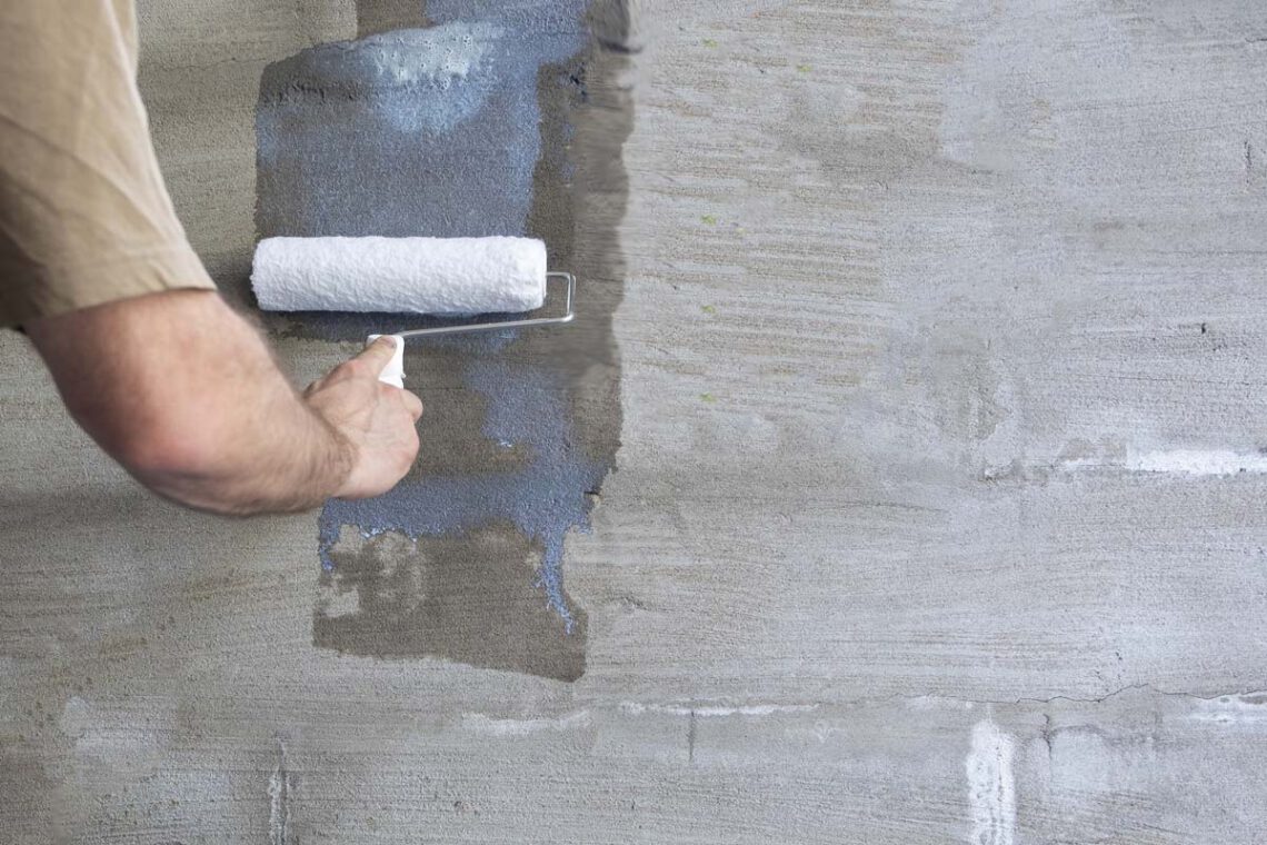 Poser du papier peint sur un mur peint