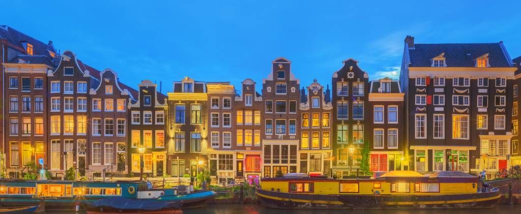 Les maisons d'Amsterdam dans la nuit