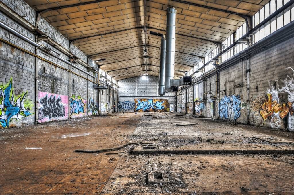 Vieux hall d'usine abandonnée