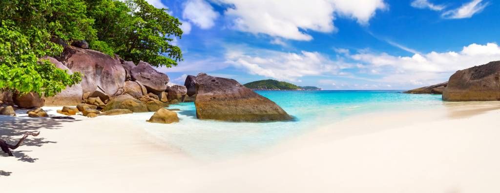 Photo panoramique d'une plage tropicale