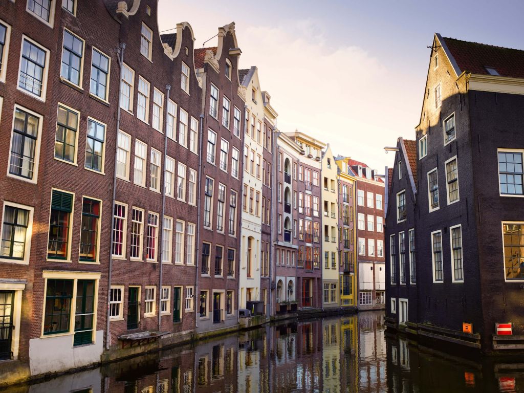 Les maisons d'Amsterdam sur le canal