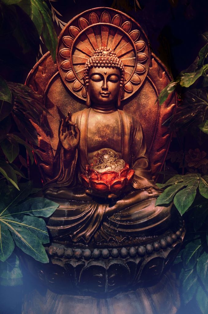 Bouddha avec des feuilles
