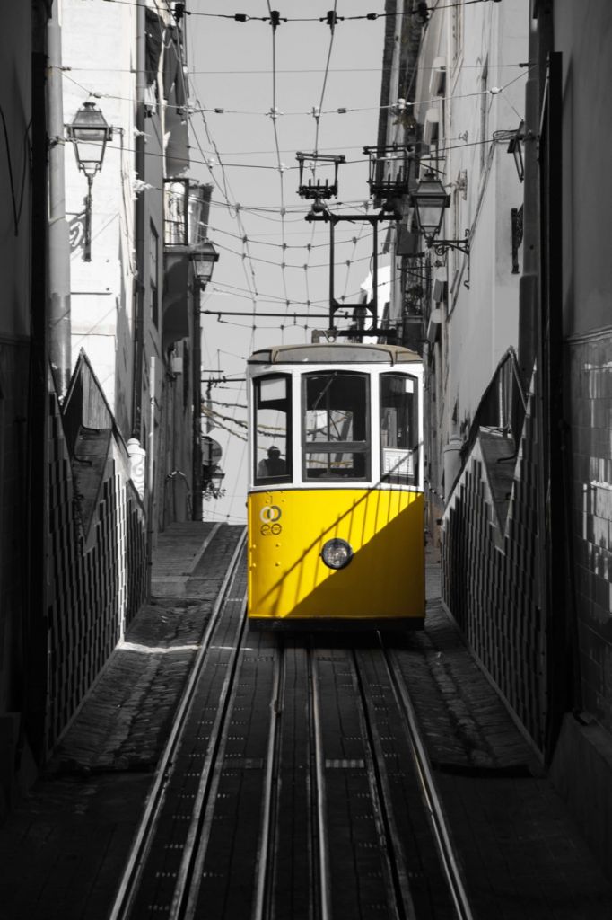 Tram noir blanc jaune