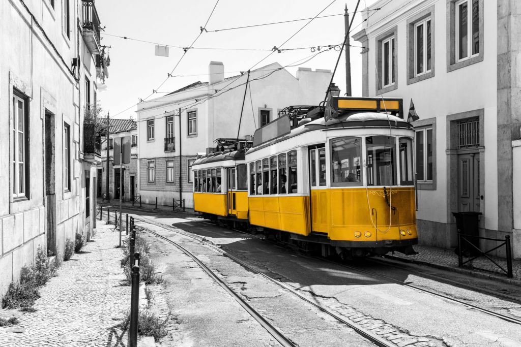 Tramway jaune dans une rue en noir et blanc