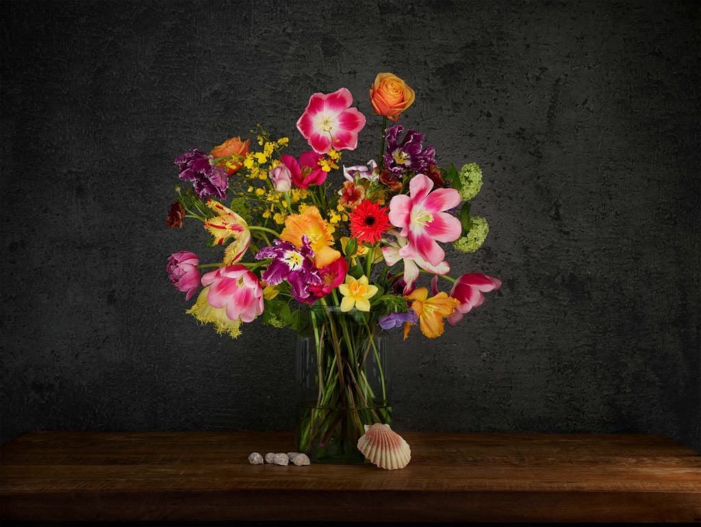 Vase avec bouquet de fleurs coloré