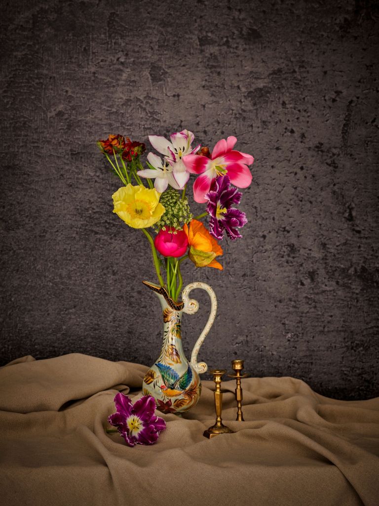 Fleurs dans un vase classique