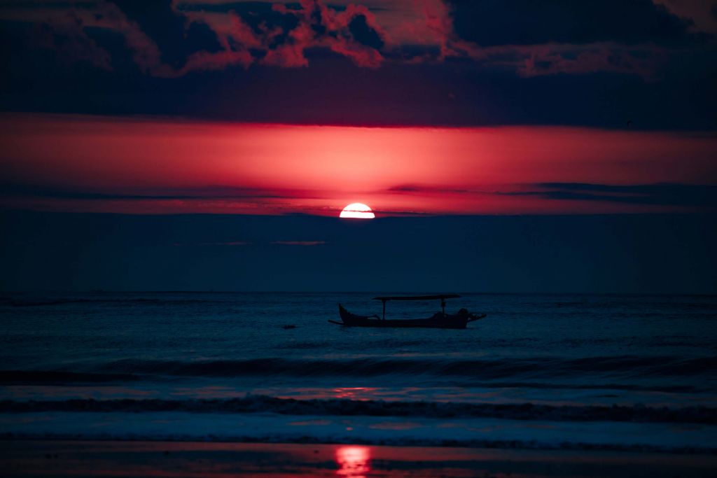Un coucher de soleil rouge