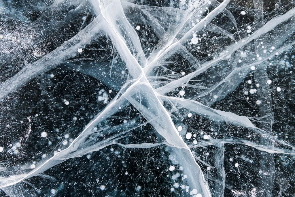 Fissures abstraites d'un lac glacé