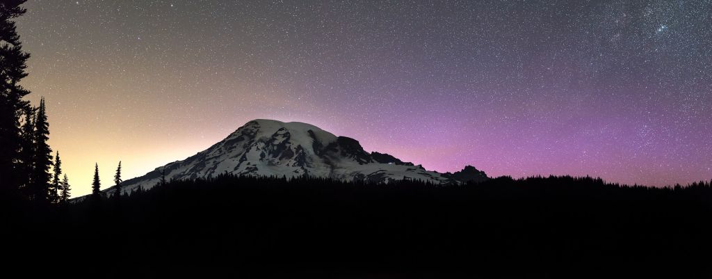 Mont Rainier avec aurores boréales