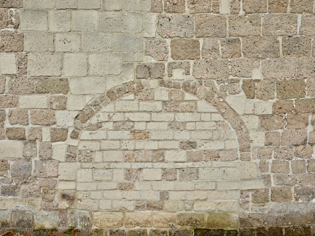 Vieux mur de pierre avec arc
