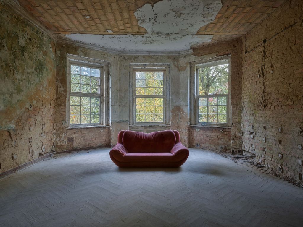 Canapé dans une pièce abandonnée