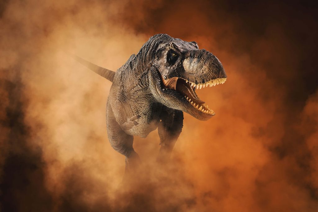 Tyrannosaure marchant dans la fumée
