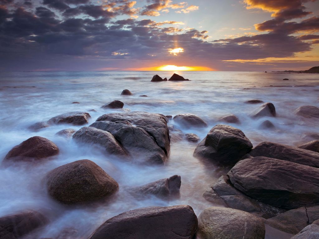 Coucher de soleil sur une côte rocheuse