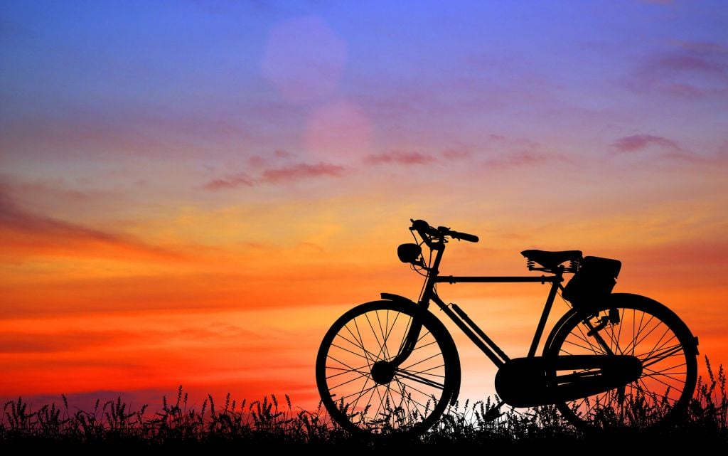 Vélo vintage au coucher du soleil