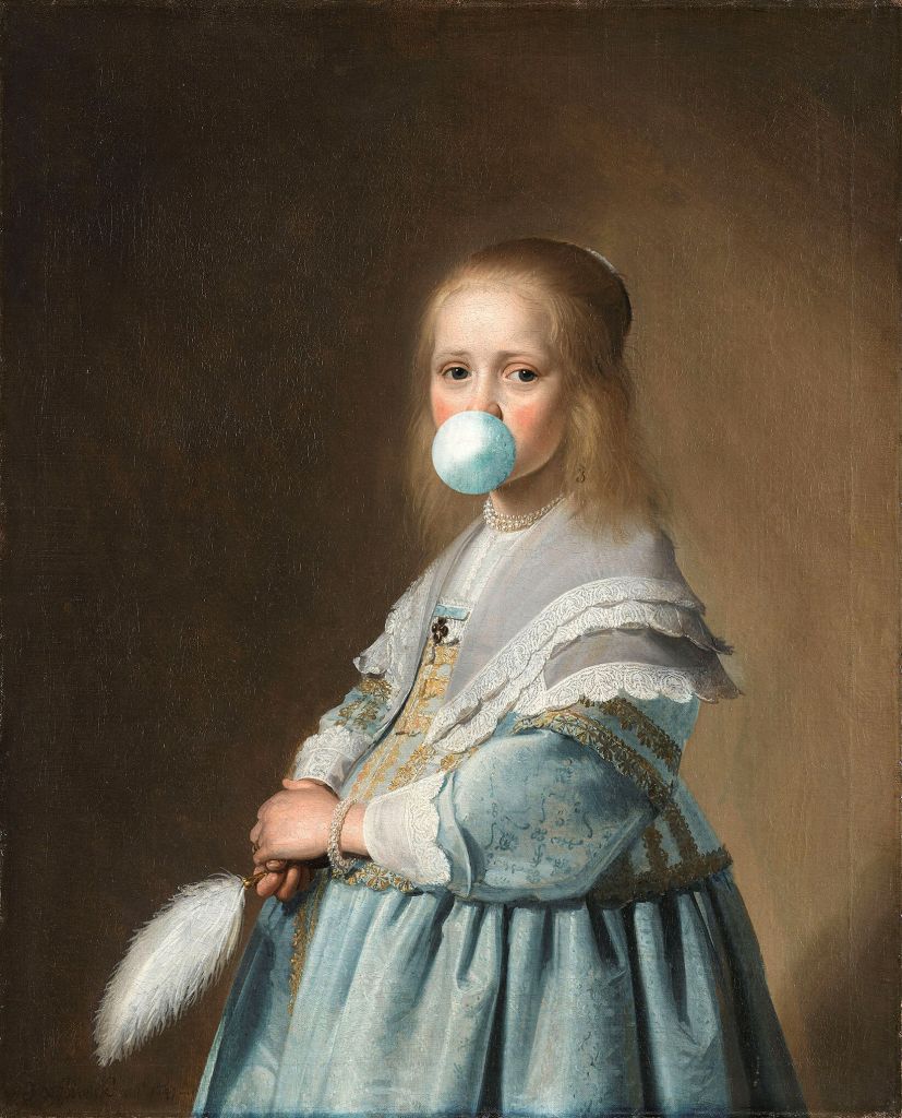 Portrait d'une fille avec un chewing-gum bleu