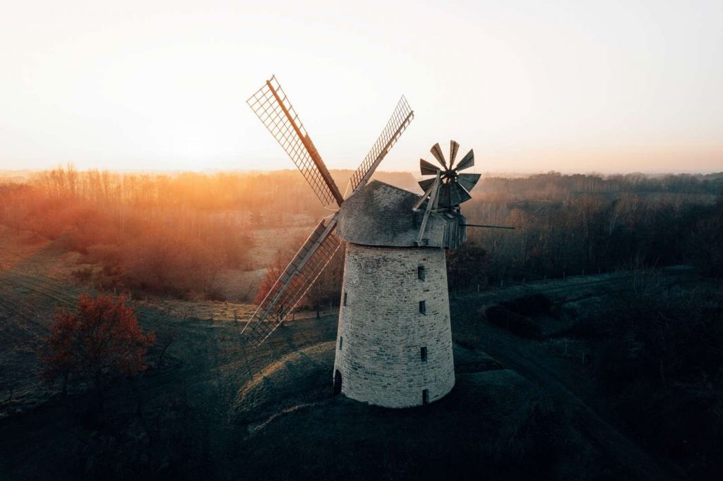 Moulin à vent dans une belle lumière au coucher du soleil