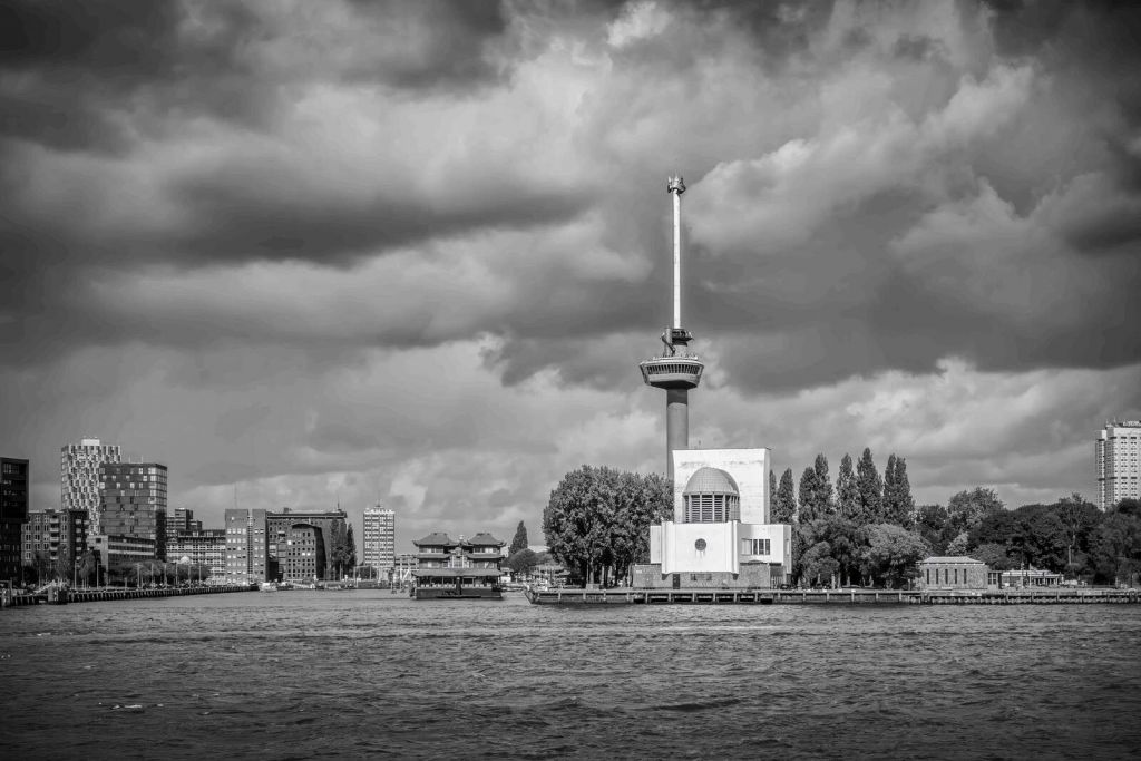 Euromast et Maas en monochrome