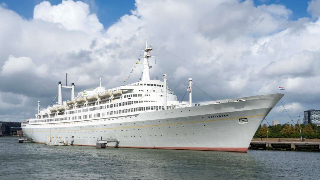 Géant océanique élégant dans le port