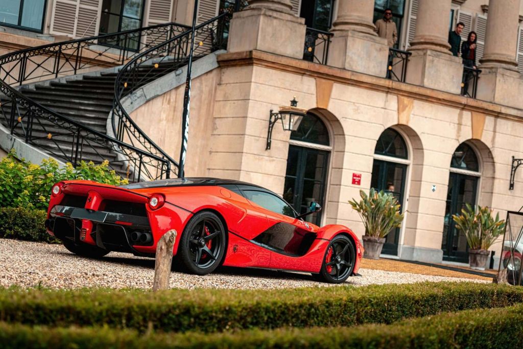 Ferrari laFerrari devant une villa de luxe