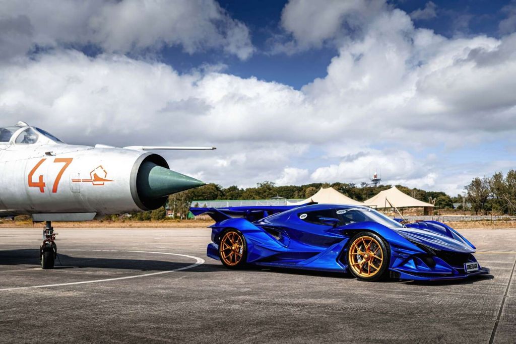 Supercar futuriste à l'aéroport