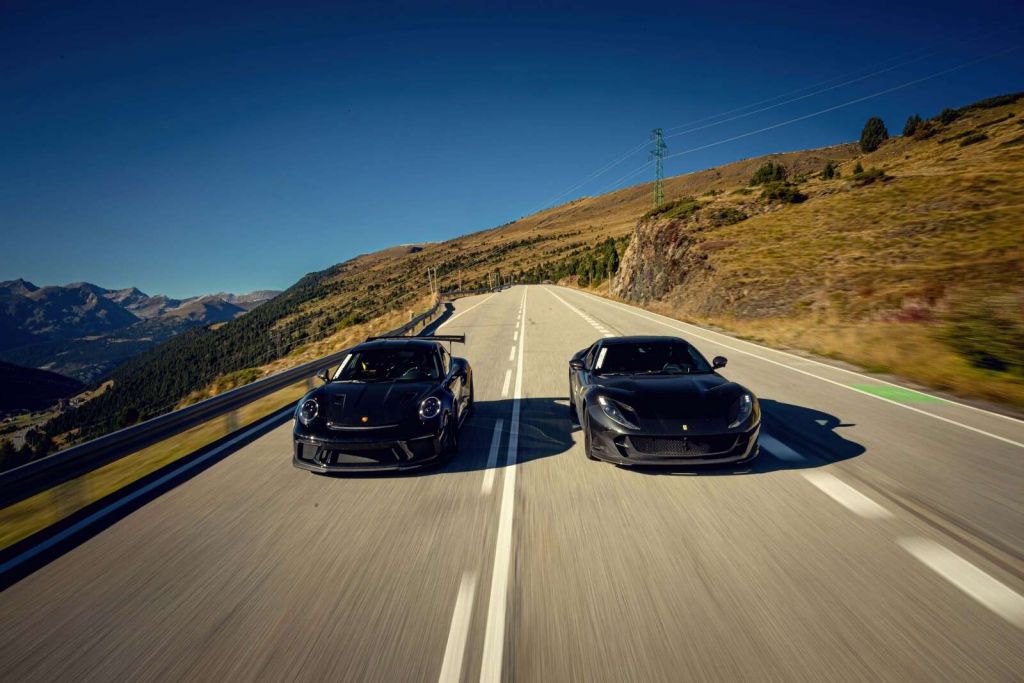 Supercars noires dans les montagnes