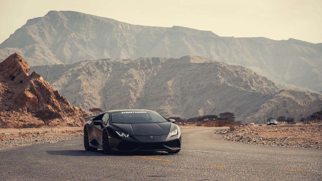 Supercar noire dans le désert