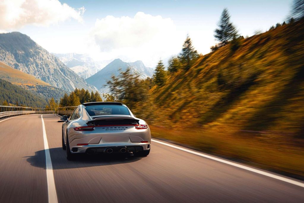 Porsche 911 Carrera GTS dans les montagnes