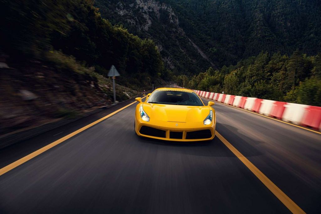Vitesse à travers les cols de montagne verts