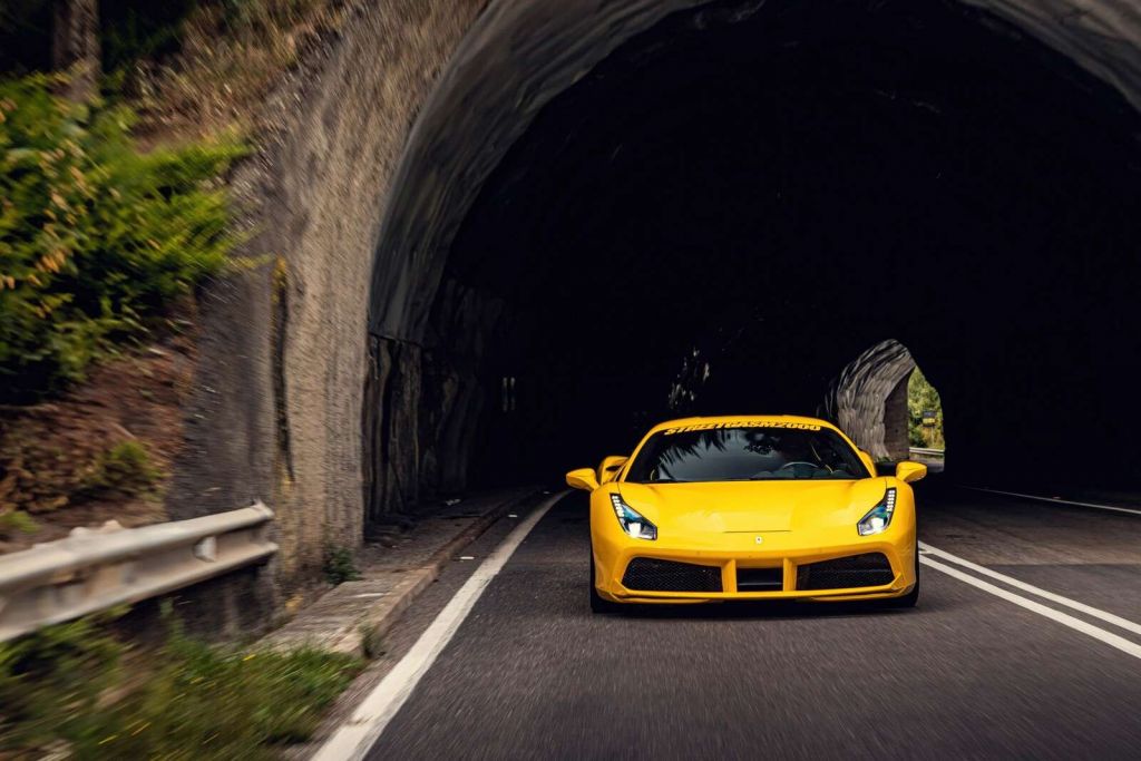 Ferrari 488 GTB sur route de montagne