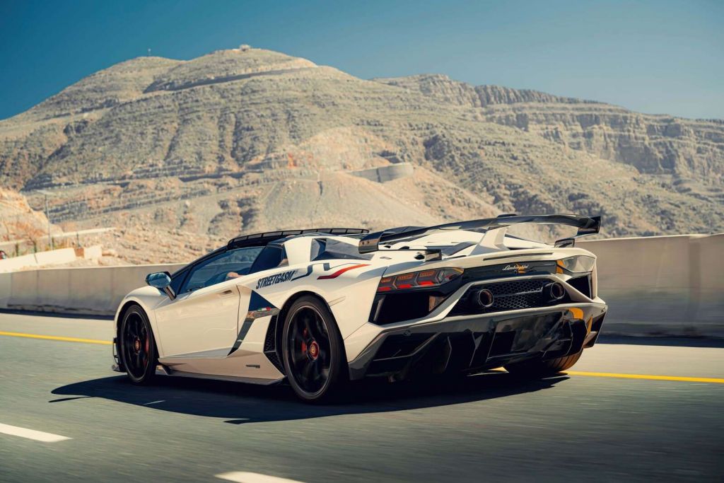 Supercar sur col de montagne