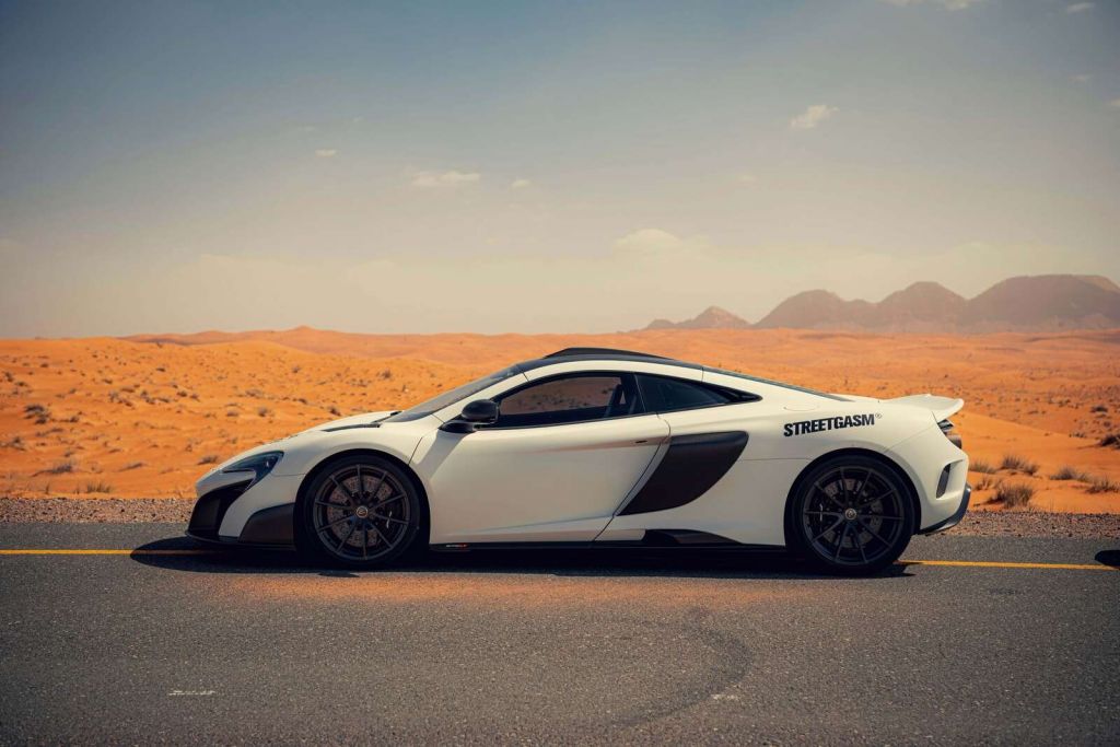 McLaren 675LT dans le désert