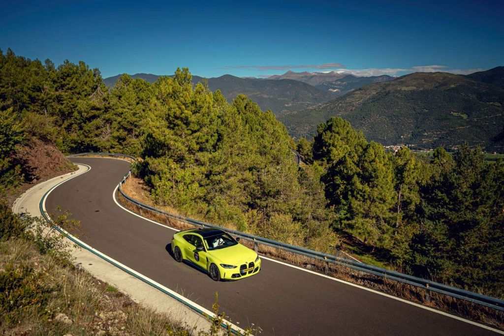 BMW vert lime sur route de montagne