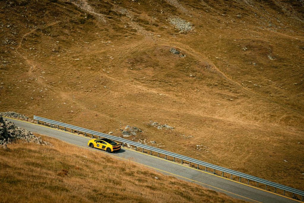 Audi R8 sur une route de montagne isolée