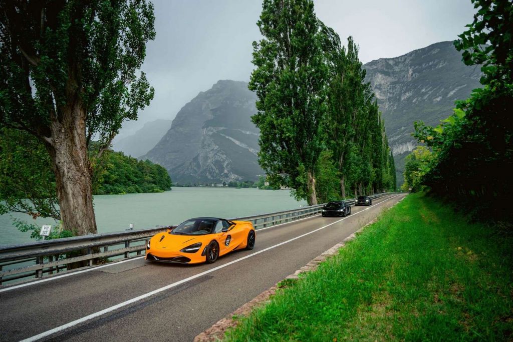 Rit à travers les Alpes le long du lac