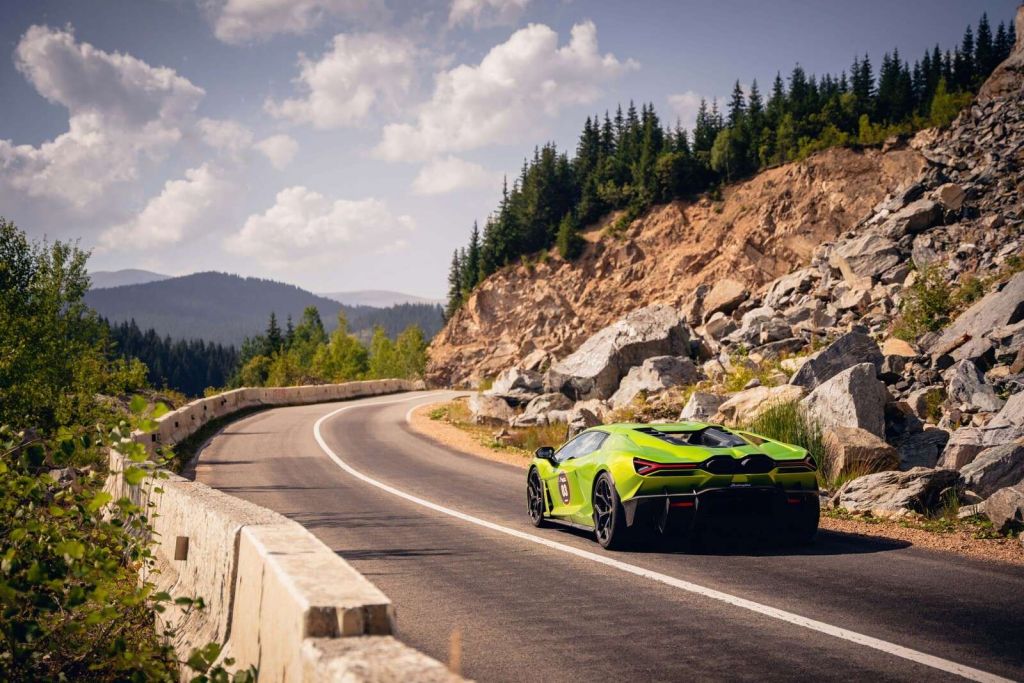 Lamborghini Revuelto dans les montagnes