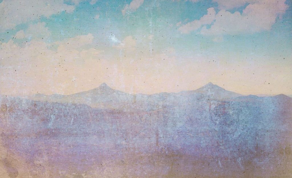 Paysage montagneux estompé dans la lumière du matin