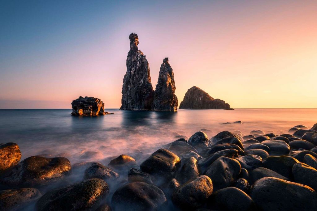 Lumière du soir sur une côte rocheuse
