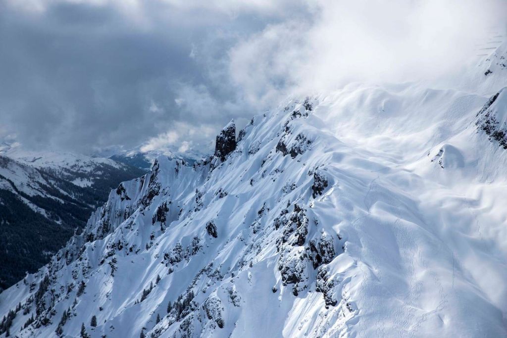 Traces profondes dans une pente enneigée silencieuse.