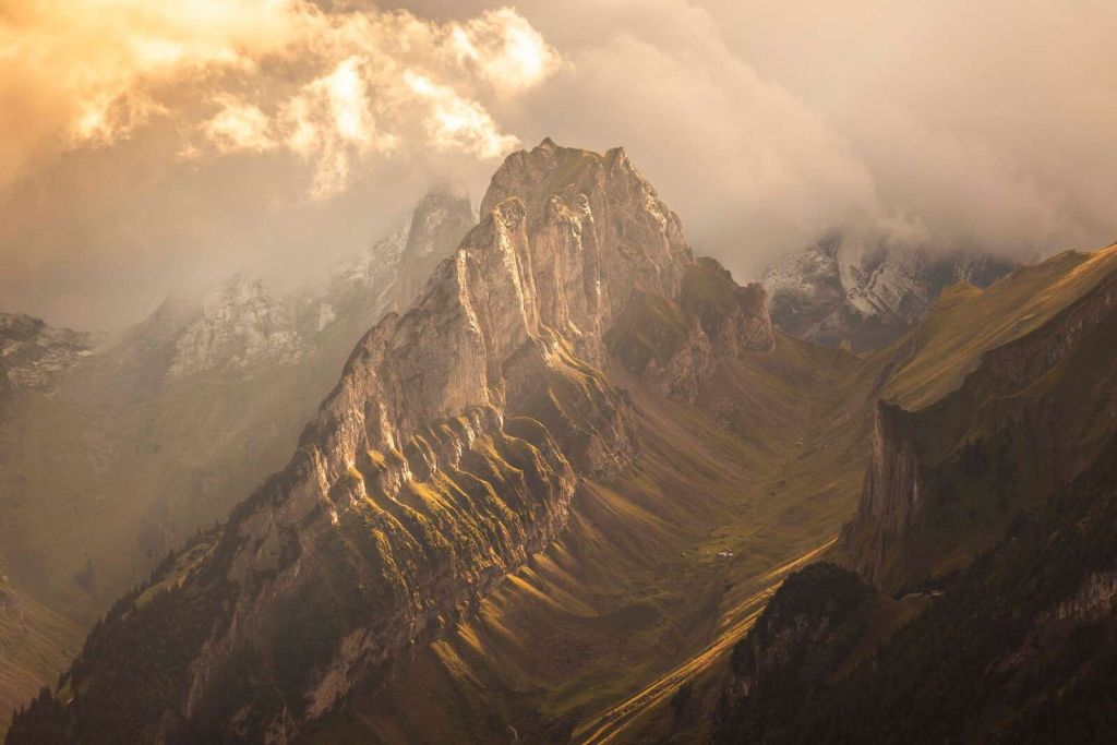 Lumière dorée sur une crête montagneuse capricieuse