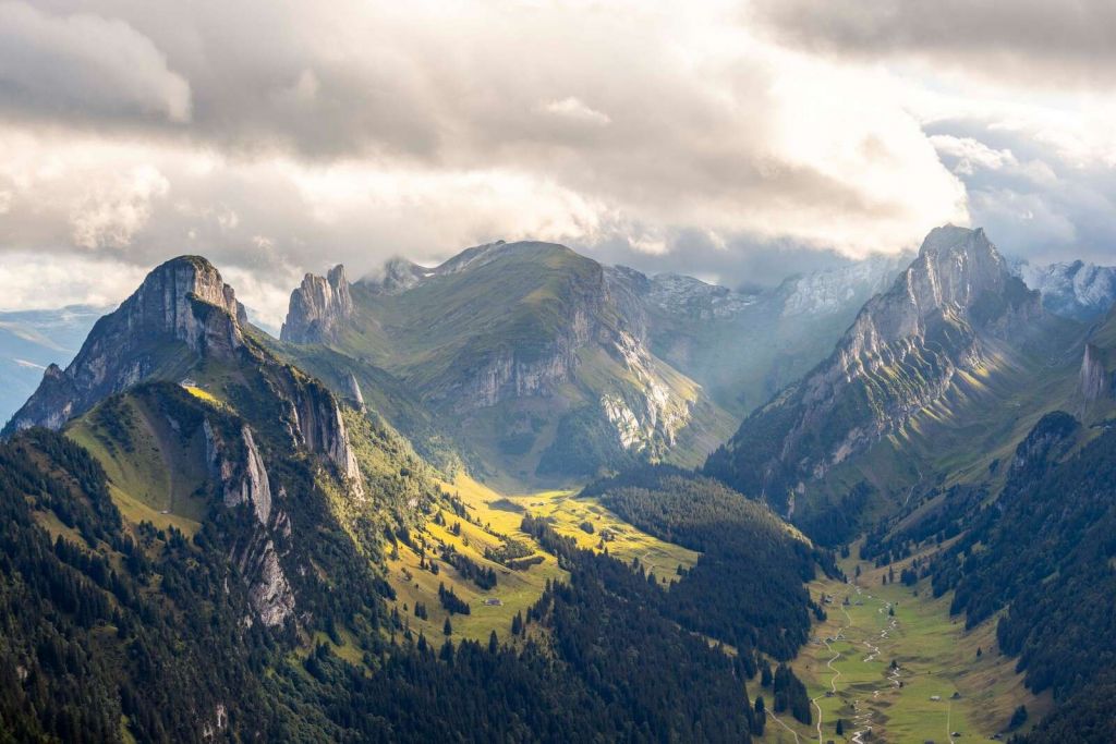 Lumière du soleil sur une vallée de montagne verte