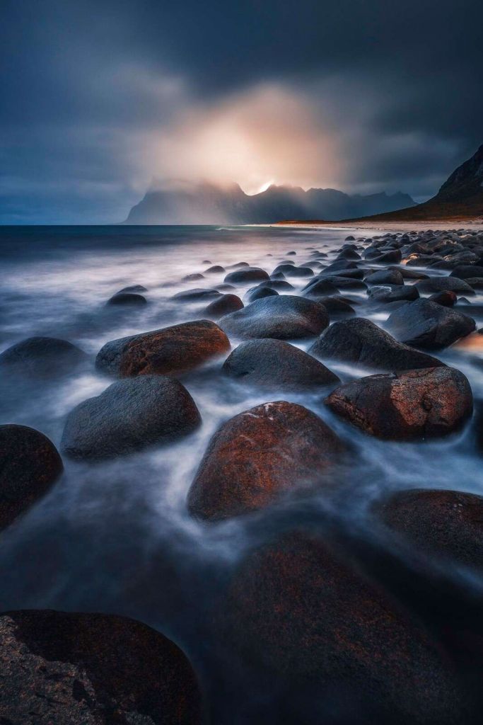 Lumière du soir sur une côte rocheuse accidentée