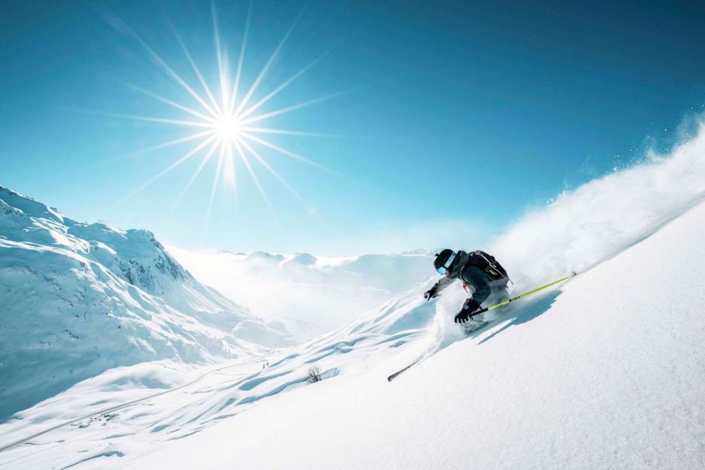 Poudreuse sous le soleil d'hiver glacial.