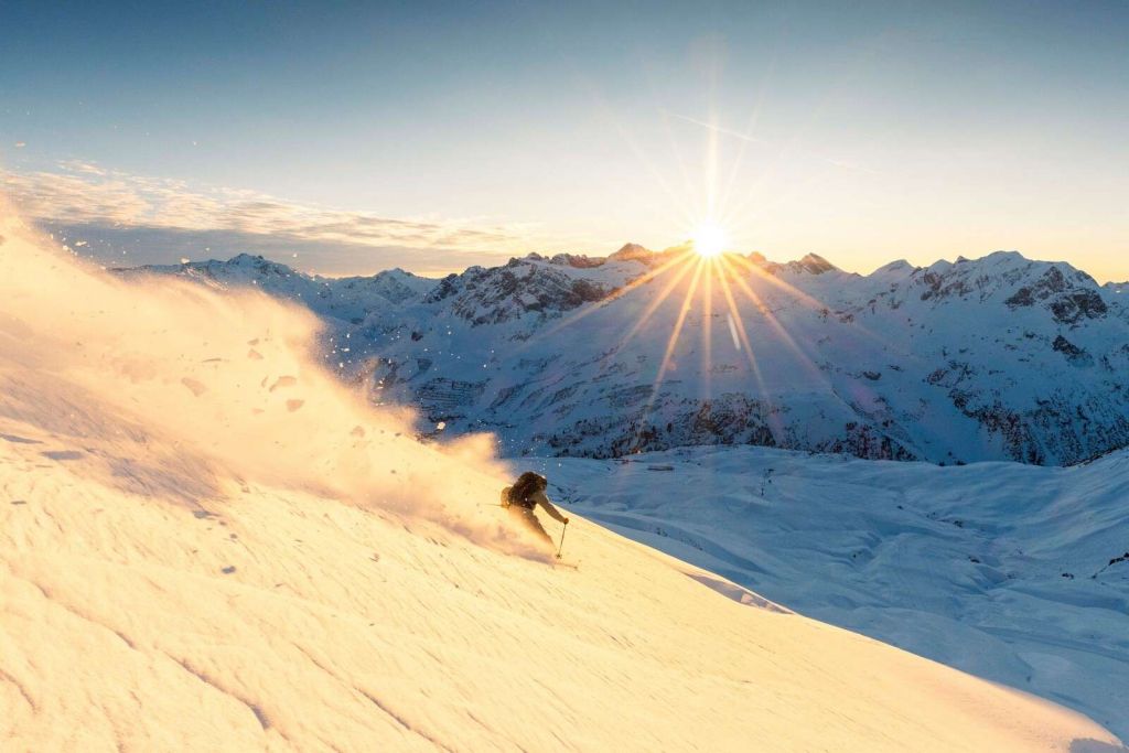 Skier dans un panorama alpin ensoleillé.