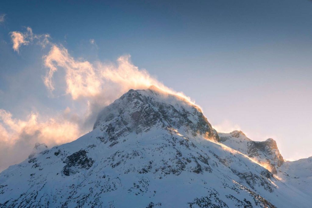 Sommet de montagne dans l'éclat du matin enflammé.