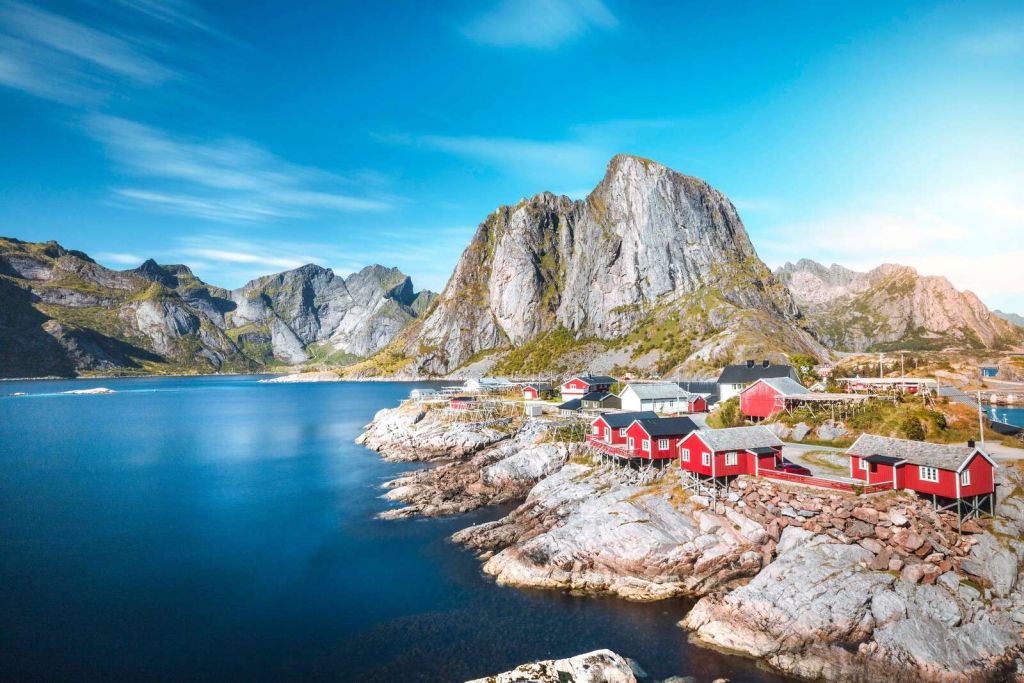 Maisons de pêcheurs rouges au fjord norvégien.