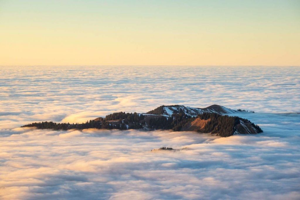 Bergkam flottant dans la mer de nuages