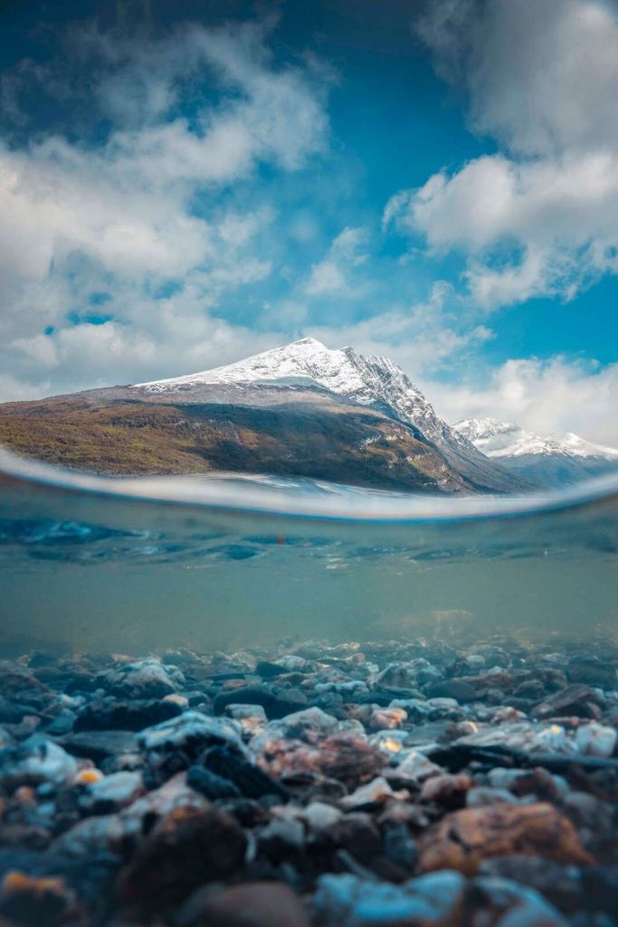Vue sur la montagne à travers une eau de glacier claire