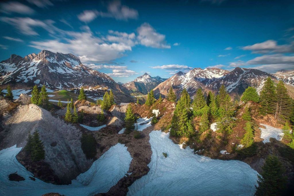 Lentezon sur une forêt de montagne enneigée