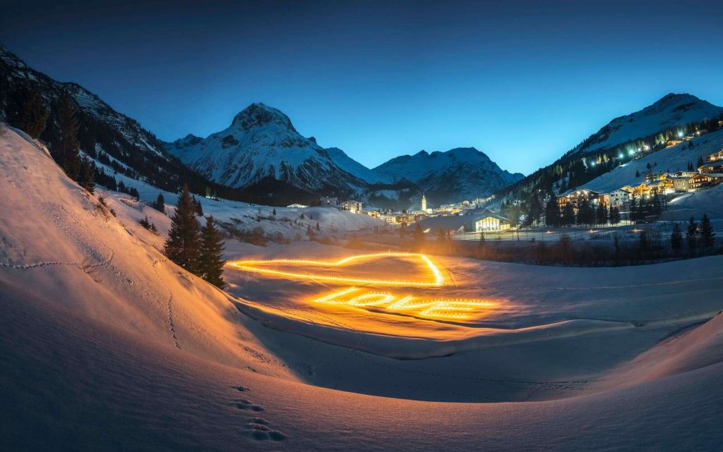 Art lumineux dans un village de montagne en hiver